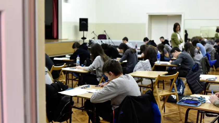 Sırbistan'da Geçen Yılki Deneme Mezuniyet Sınavı Öğrencilere Zor Anlar Yaşattı