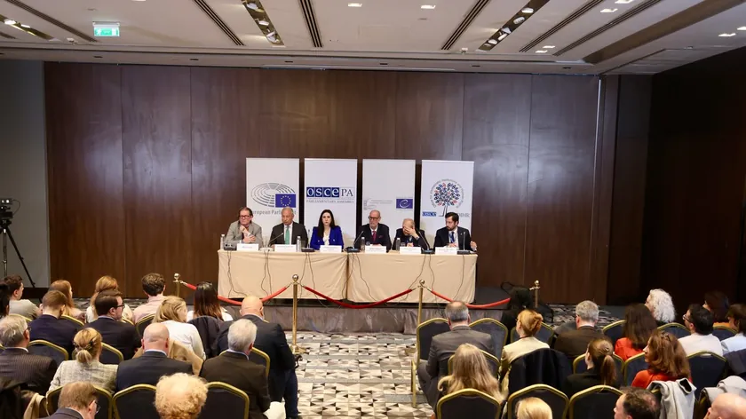 Uluslararası gözlemciler Sırbistan seçimlerini değerlendirdi: yüksek katılım, iki aday arasında sert rekabet