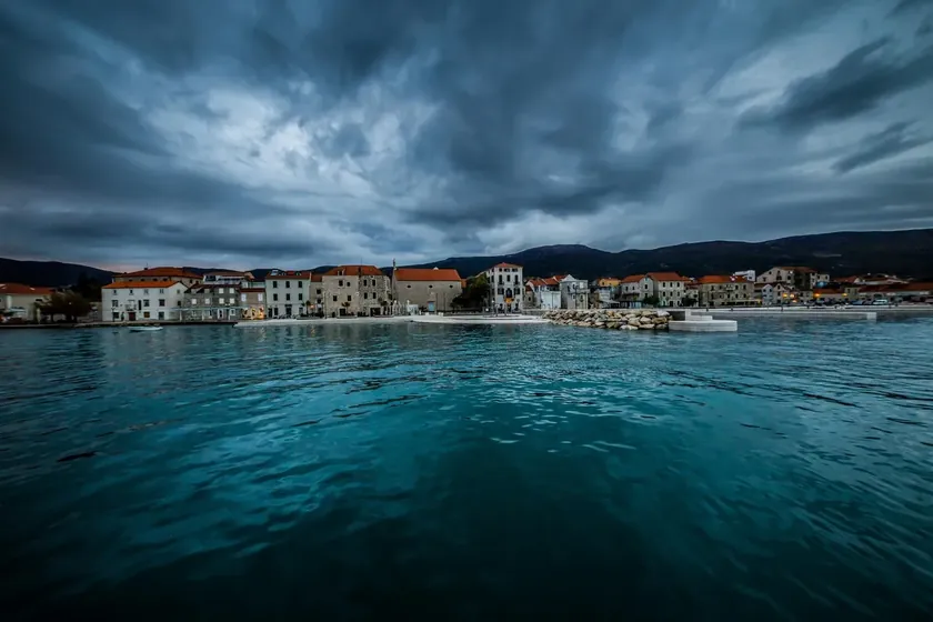 Dalmaçya'da şiddetli fırtına ve aşırı gelgit kıyıları sular altında bıraktı