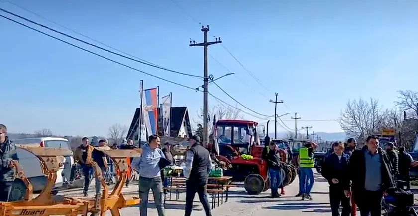 Sırbistan'ın Mionica kasabasındaki yol blokajında sürücü veterana saldırdı, polis devreye girdi