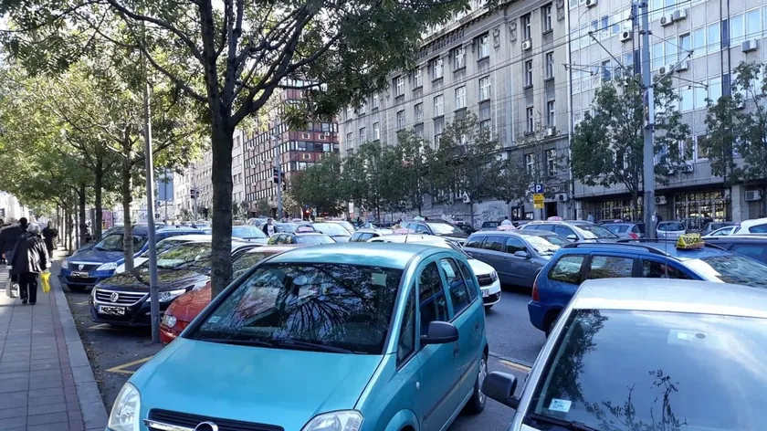 Kaldırıma park ederken lastik ve süspansiyonu korumanın yolları