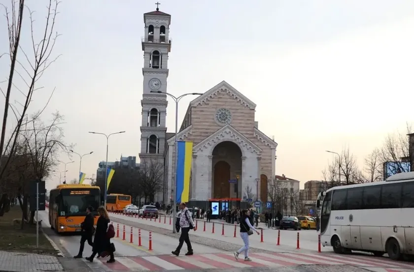 Ukranyalı bayrak Priştine'den kaldırıldı.