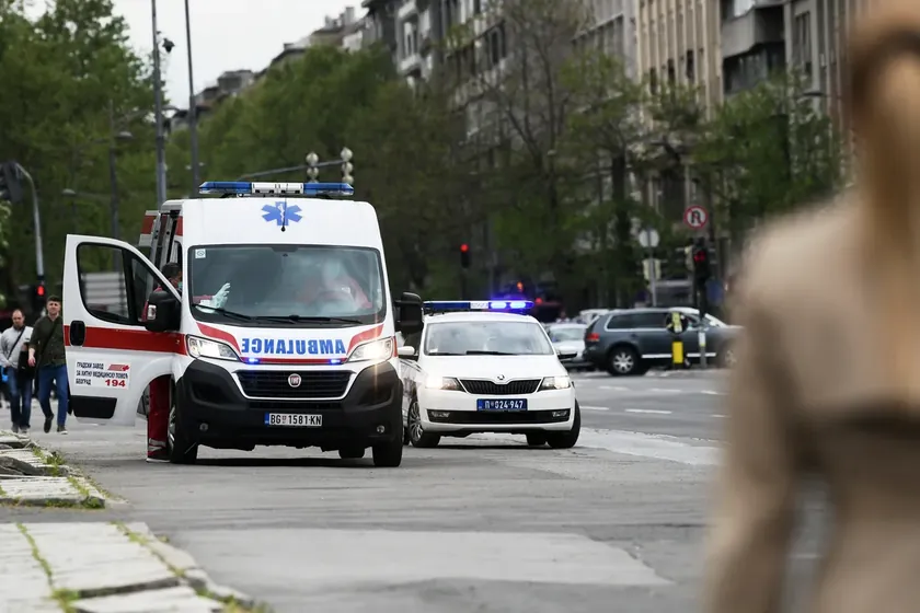 Sırbistan Novi Beograd'da cam silen çocuk sürücü tarafından tekmelenerek darbedildi