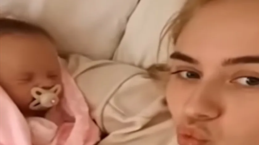 Ayşe Kasins (23) adlı bir kadın, aylarca partnerine, ailesine ve arkadaşlarına hamile olduğunu söyleyerek ve daha sonra bebe doğurduğunu iddia ederek onları kandırdı.