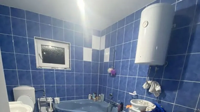 Sırp bir kullanıcının eski banyo tasarımını yenilemek için kullandığı AI araçları sayesinde lüks bir spa oası haline getirdiği gösterildi.