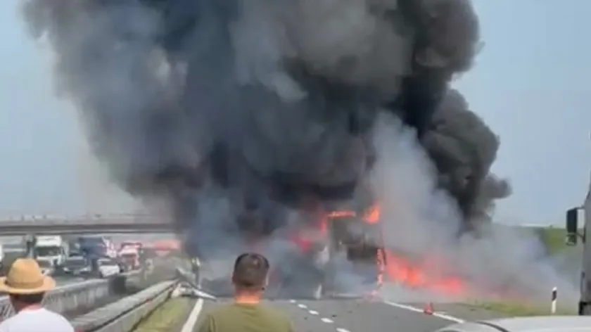 Sırbistan Šimanovci Belgrad Otoyolunda Kamyon Yangını Nedeniyle Ulaşıma Kapatıldı