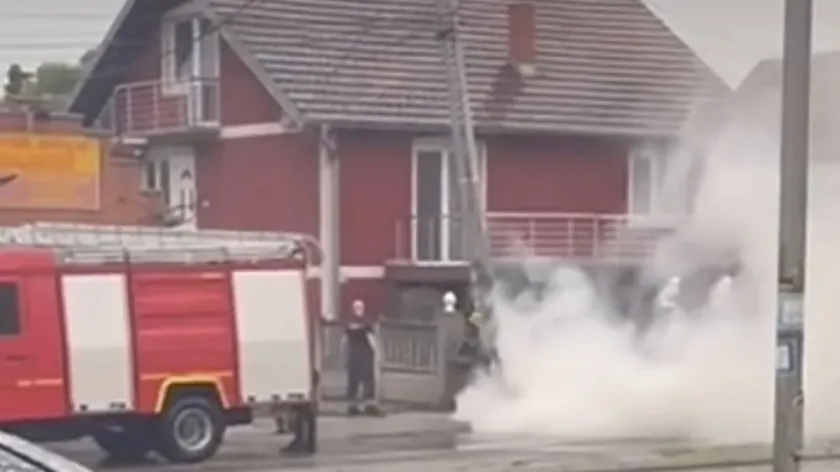 Sırbistan Kragujevac'ta şiddetli fırtına elektrik direğine yıldırım düşürüp yangın çıkardı