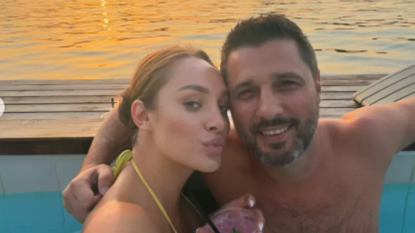 Luna ve Marko havuzda romantiz bir an yaşadı
