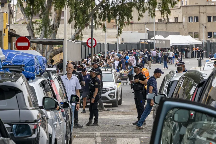 İspanya polisi Seuti'deki plajda bulunan göçmenleri geçici barınaklara yerleştirmek için harekete geçti.