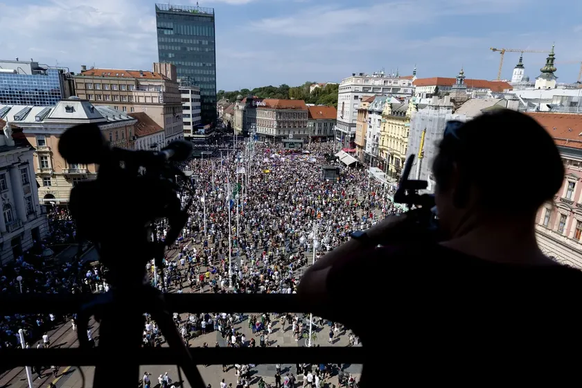 Zagrebinde proteste bin birden fazla kişi katıldı.