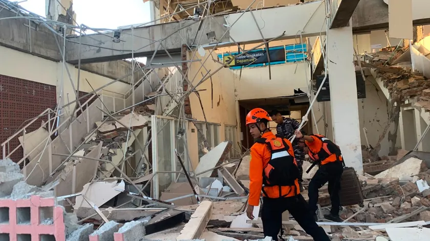 Indonezya'da yaşanan depremde bir kadın hayatta kaldı.