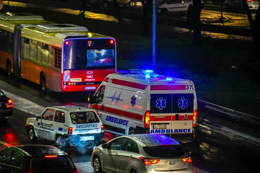 Beograd merkezinde korkunç bir trafik kazası Bir adam trafik kazasında hayatını kaybetti, motosiklet yolda yanıyor.