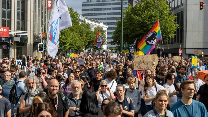 Protestolar AfD'nin yasaklanmasını talep ederek Almanya genelinde toplanıyor.