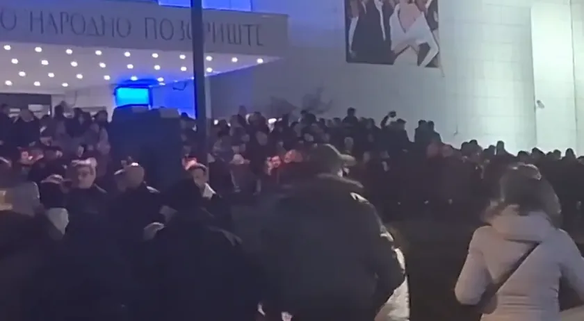 Novi Sad'da SNS destekçileri, öğrencilerden yarım saat önce tiyatro meydanını doldurdu