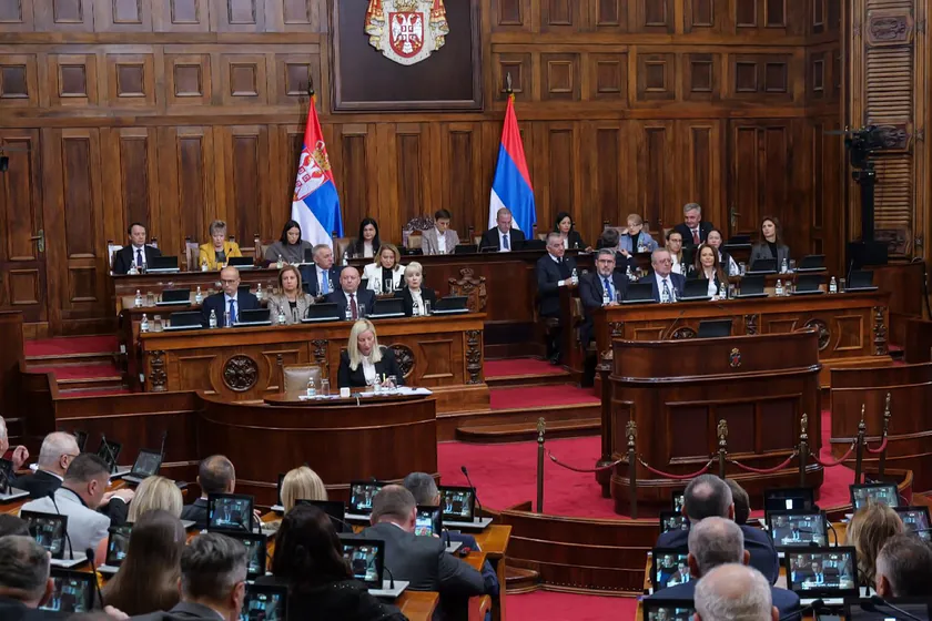 Sırbistan'da Skupština'da olağanüstü oturum devam ediyor
