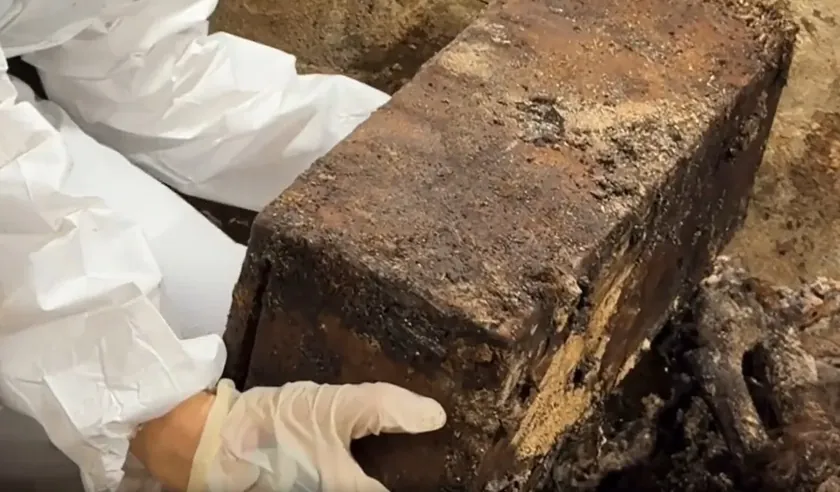 Arkeologlar İtalya'da 200 Yıllık Bir Mezarı Keşfettiler