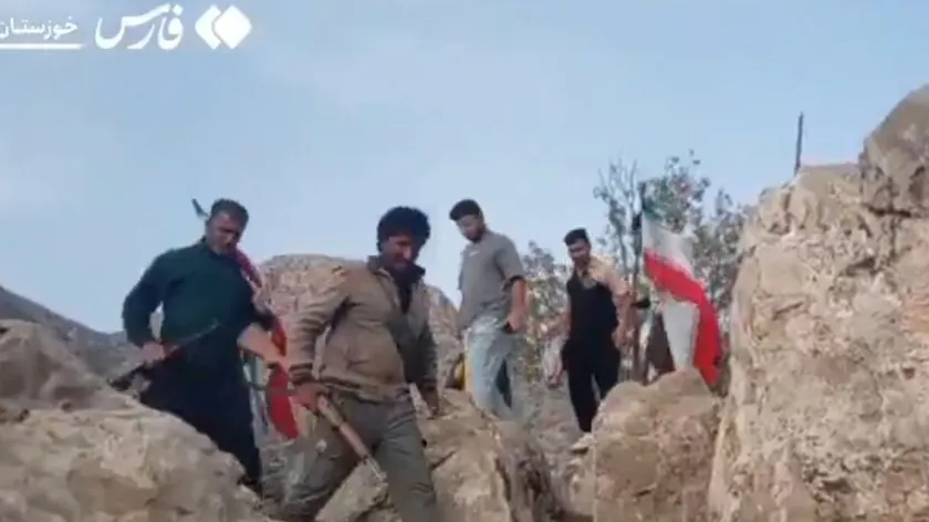 İran'da Bahtiyari kabilesi kayıp Amerikan F-15 pilotunu bulmak için dağlık arazide arama başlattı