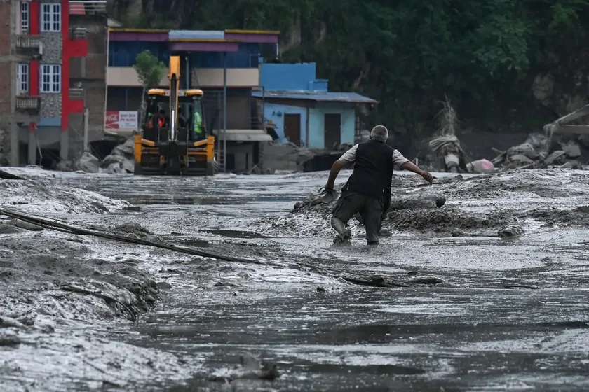 Nepal'da meydana gelen felaketin görüntüleri Ölü sayısı 389'a çıktı