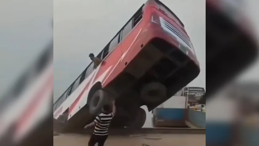 Bangladeş'te yolcu otobüsü nehre düştü, en az 24 kişi hayatını kaybetti