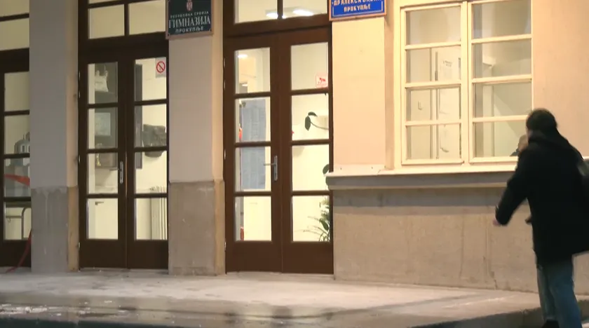 Prokuplu'daki Gimnazideki fasadadan parça düştü, giriş kapısı hala kullanılıyor