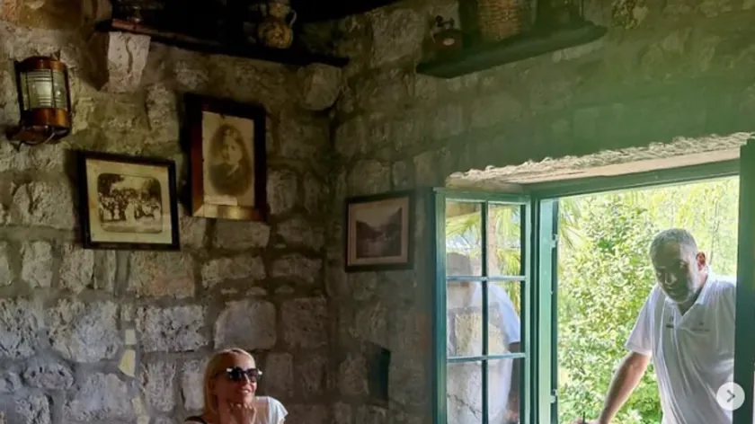 Ana Divac, Vlade Divac ile birlikte kökenlerine döndü ve taş evde poz verdi.