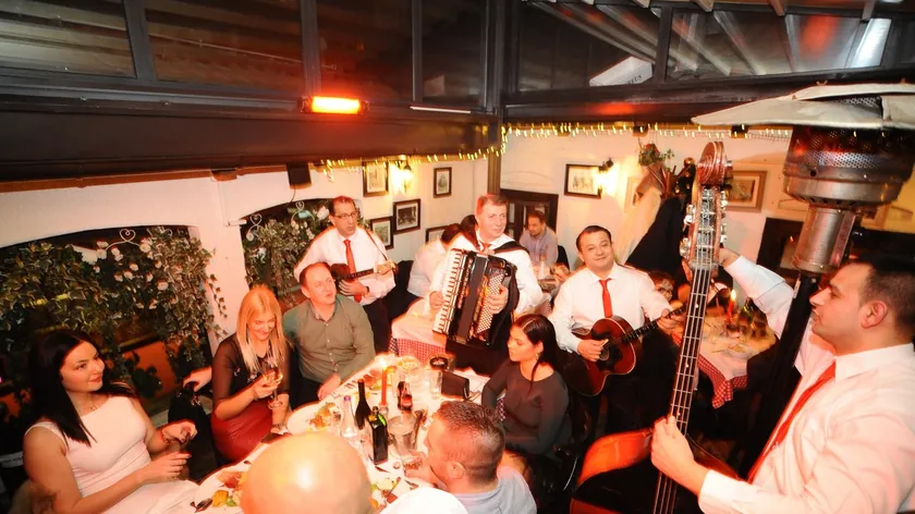 Sırbistan'da Şarkı Sözlerindeki Dilbilgisi Hataları Sanatsal İfade Tartışmalarını Beraberinde Getirdi