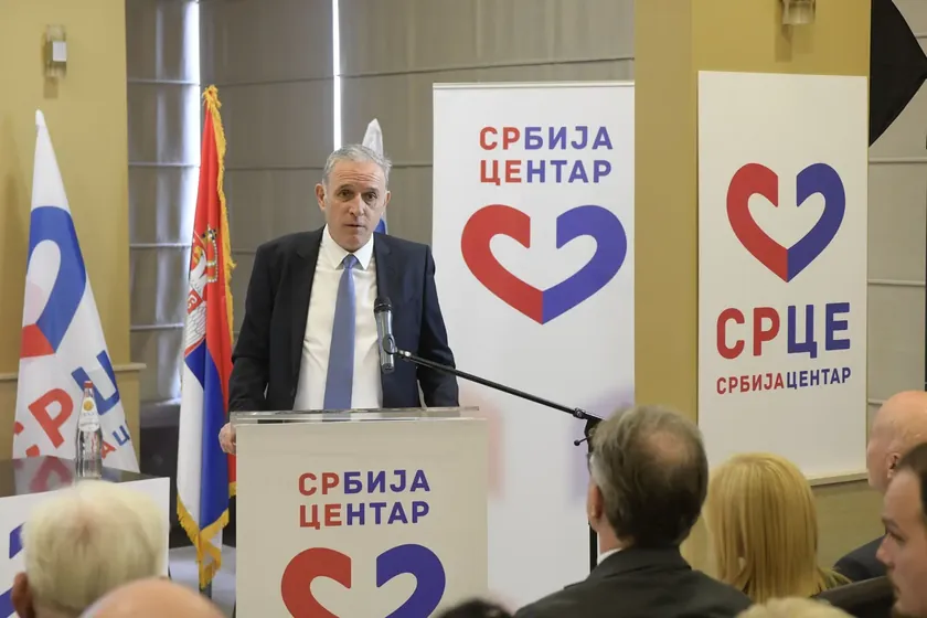 Sırbistan'da Macutova hükümeti Sırbistan için bir utanç kaynağıdır, güvensizlik tartışması sadece Vučić'in seçimlere yönelik bir manevrasıdır.
