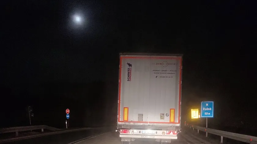 Sırbistan'da Ljig-Rudnik karayolunda kopan römorku fark eden sürücü faciayı önledi