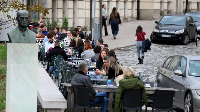 Sırbistan'da Kadınların Erkeklere Yaklaşma Konusu Sosyal Medyada Geniş Tartışma Başlattı