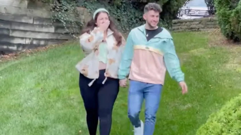 Sırp bir kadının evine dönmesi sırasında beklenmedik bir şekilde çamurlu bir yerde düşmesi viral oldu.