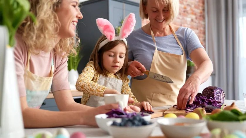 Sırbistan'da Paskalya Sofraları Mutfak Ekipmanlarıyla Pratik Şekilde Kuruluyor