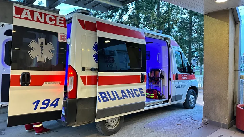 Sırbistan Novi Sad'da kamyon yayaya çarptı, ağır yaralı hastaneye kaldırıldı.