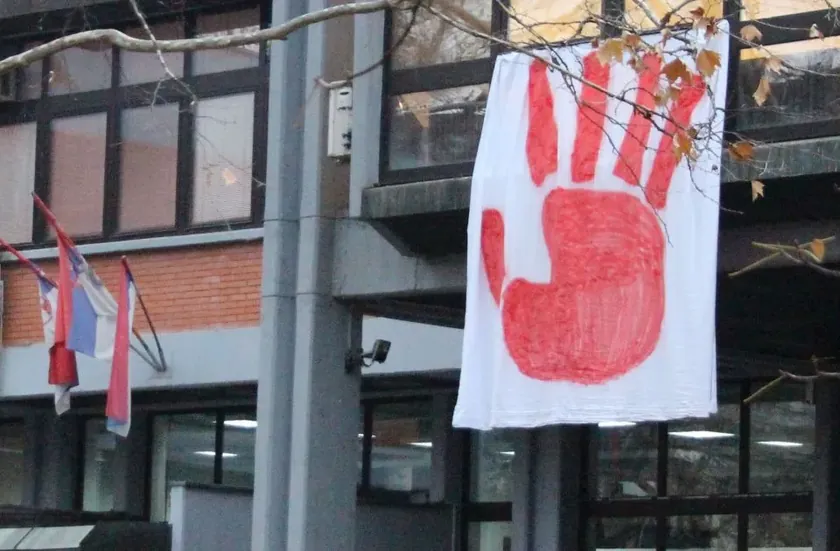 Novi Sad Hukuk Fakültesi öğrencileri Arnavutluk Cumhurbaşkanı'nın güney Sırbistan ziyaretini protesto etti