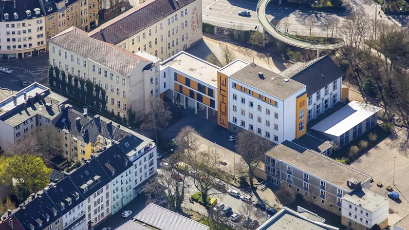 Kuzey Makedonya'da derste bıçak çıkaran öğrencinin annesi yanlışlıkla konduğunu belirtti