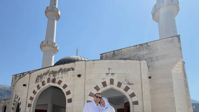 Sırp şarkıcı Emir Habibović ve eşi Tamara Selimović Bar'da bir camiye evlendi.