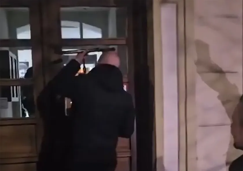 Kraljevo Adliyesi Önünde Polis Batonunu Düşürdü, Ivan Matović İade Etti.