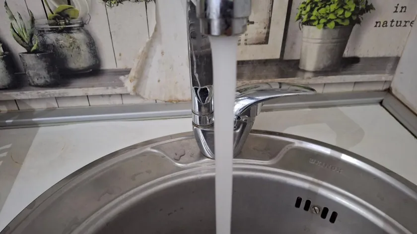 Agresif kimyasallar olmadan tuvalet ve banyo temizleme için etkili bir yöntem.