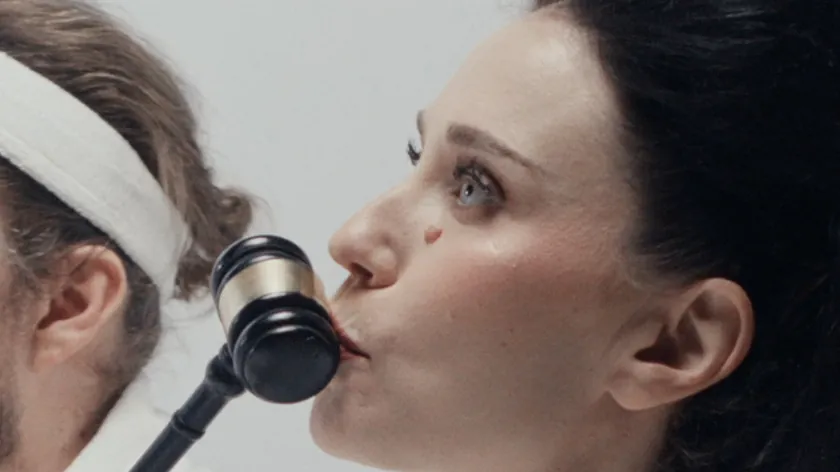 Sırbistanlı sanatçı Konstrakta "Prva" şarkısının videosunu yayımlayarak yeni platformunu duyurdu