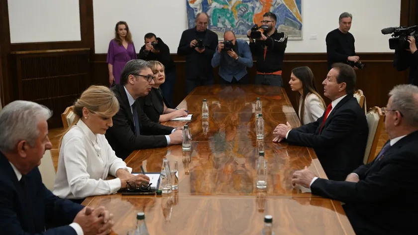 Sırbistan Cumhurbaşkanı Vucic parti istişarelerine devam etti, erken seçim çağrısı kaydetti