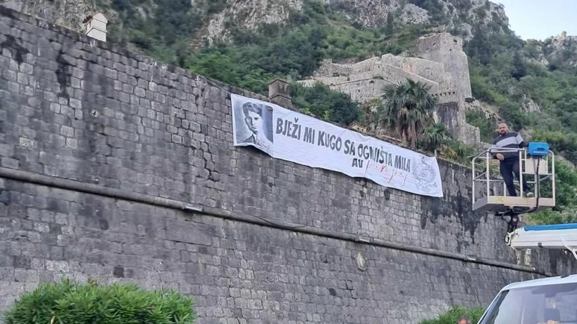 Sırbistan Cumhurbaşkanı Vučić'e Karadağ'da afişlerle protesto: Zirveye katılacağını belirtti