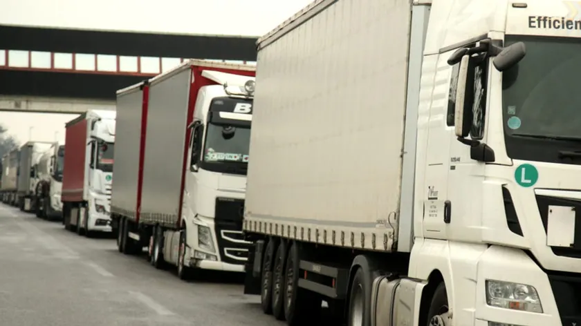 Sırbistan Sınır Kapılarında Kamyon Kuyrukları Oluştu Yollarda Çalışmalar Trafiği Yavaşlatıyor