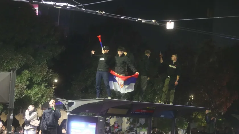 Sırbistan'da seçim kutlamasında polis araçlarına taşlı saldırı