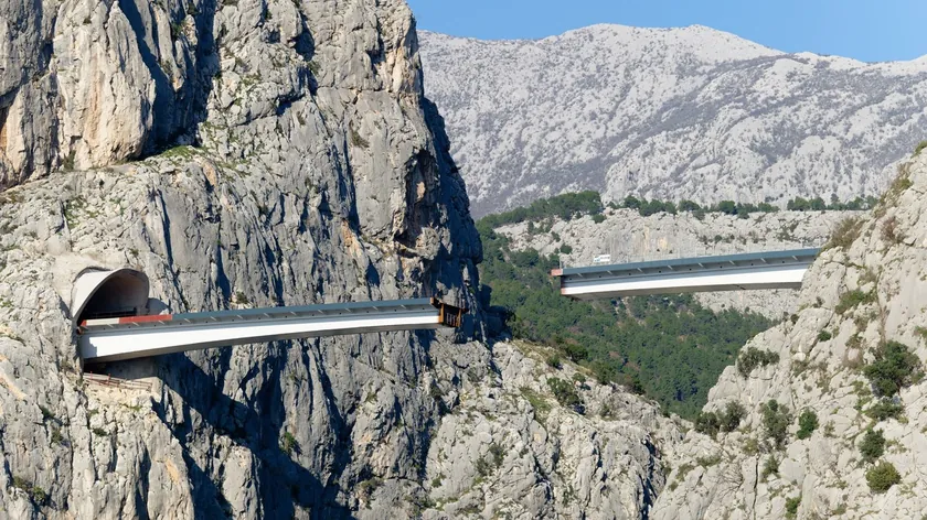 Hırvatlar 10 yıldır bu köprüyü inşa ediyor ve nihayet birleştirilmesi gerektiğinde parçaların uymadığını keşfettiler (FOTO).