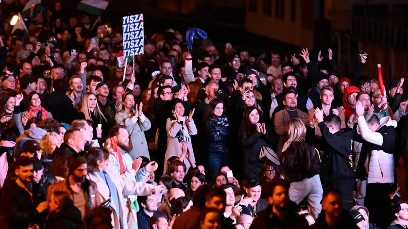 Macaristan'da seçim sonrası Peter Magyar'ın zafer kutlamaları başladı Orban tebrik etti