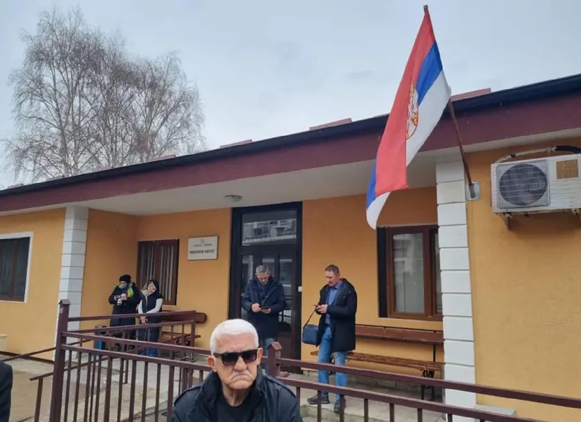 Kosovska Mitrovica Rektörlüğüne sivil kişiler girdi, teknik fakültenin taşınması istendi.