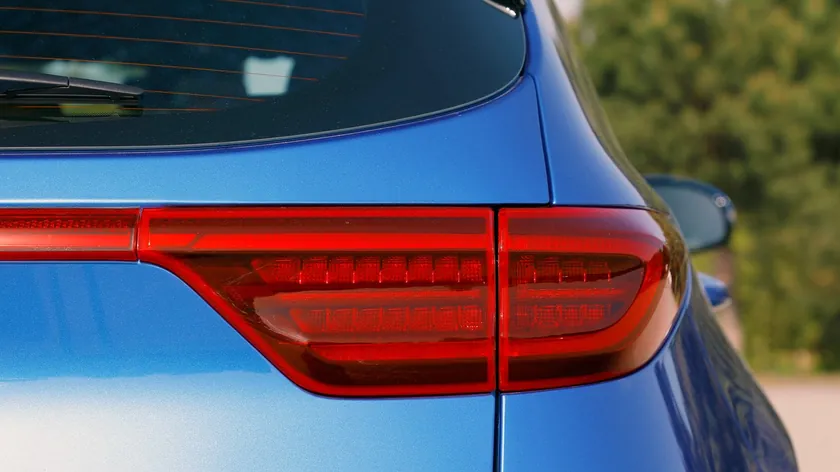 AB'de 2026 Temmuz'undan İtibaren Yeni Otomobillere Adaptif Fren Lambası Zorunluluğu