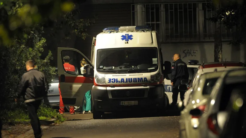 Zemun Polje'de iki gencin ağır bir şekilde dövüldüğü bildirildi.