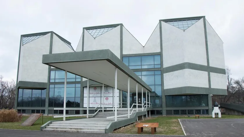 Sırbistan'ın Modern Sanat Müzesi (MSUB), sekiz sanatçının eserlerini satın almak için 10,9 milyon dinar ayırdı.