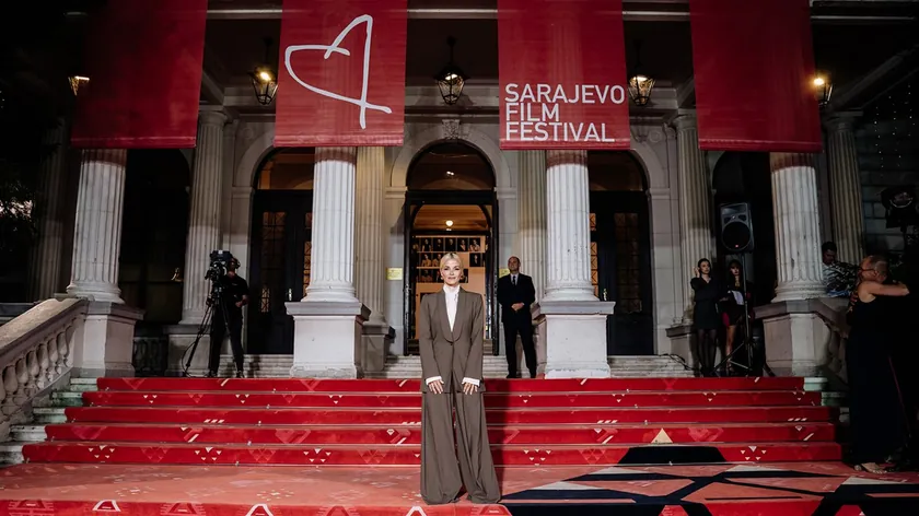 Bojana Novaković'in "Zabranjena Tetka" filmi, ailesinin derin sırlarını ortaya çıkarıyor.