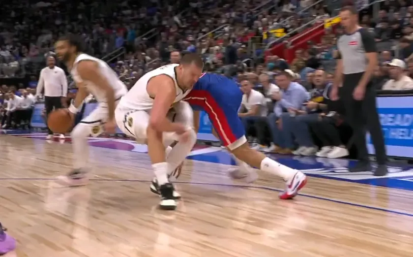 NBA yıldızı Nikola Jokic Denver maçında aldığı darbeyle zor anlar yaşadı